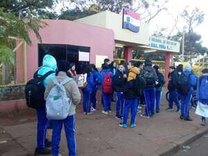 Alumnos toman el CRE y piden restituir a directora separada de su cargo - Radio Imperio
