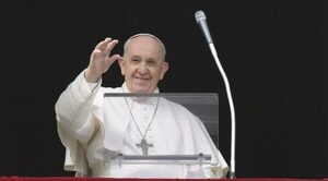El papa celebra el Ángelus ante miles de fieles tras su operación - Oasis FM 94.3