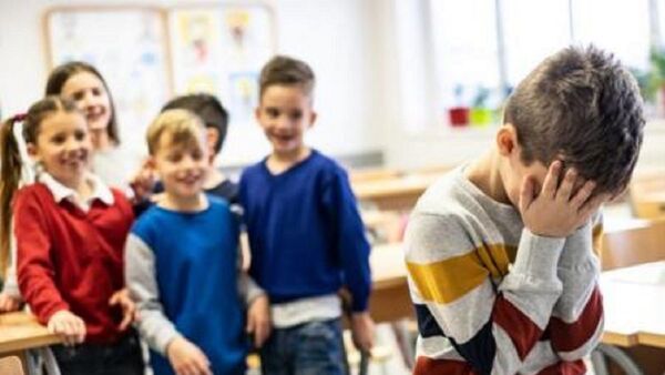 Llevó a su hijo de 8 años a otro país porque le hacían bullying