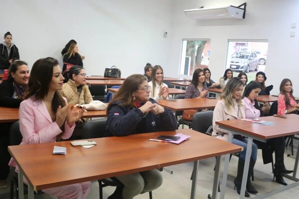 Artesanas reciben capacitación sobre metas financieras, ahorro y crédito - Unicanal