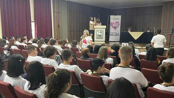 “Noviazgo sin Violencia” Una Campaña del Ministerio de la Mujer que llegó a más de 600 estudiantes de Alto Paraná