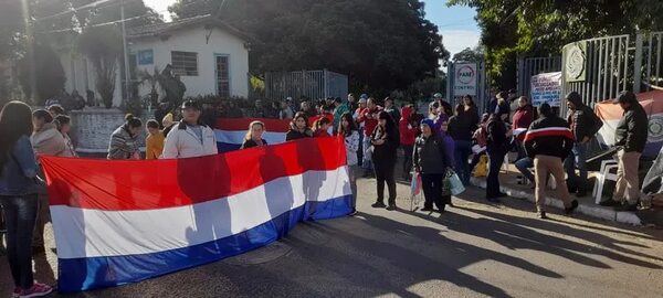 Manifestaciones para reclamar pagos y trabajos a Yacyretá en Ayolas - Nacionales - ABC Color
