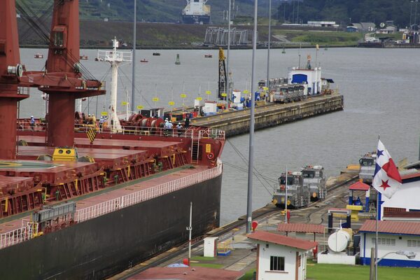 El Canal de Panamá disminuye progresivamente el calado de los buques por la sequía - MarketData