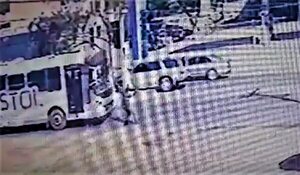 Video: joven muere arrollado por ómnibus - Policiales - ABC Color