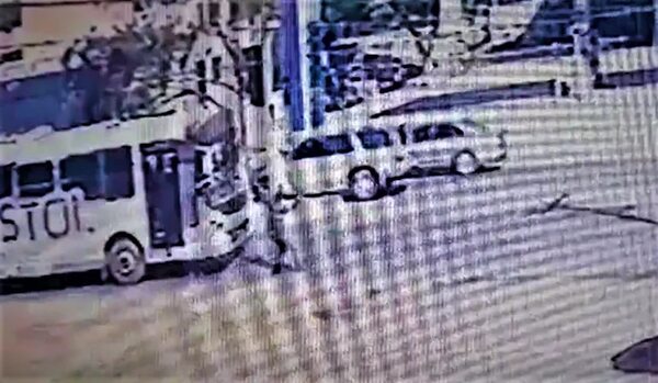 Video: joven muere arrollado por ómnibus - Policiales - ABC Color
