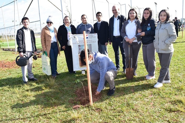 Conmemoran el Día Nacional del Árbol, con el cultivo de plantines donados por Yacyretá