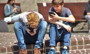 Pueblo irlandés prohibió los celulares a los menores de 12 años