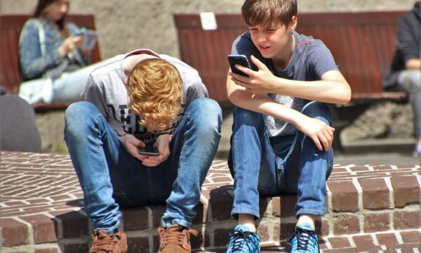 Pueblo irlandés prohibió los celulares a los menores de 12 años