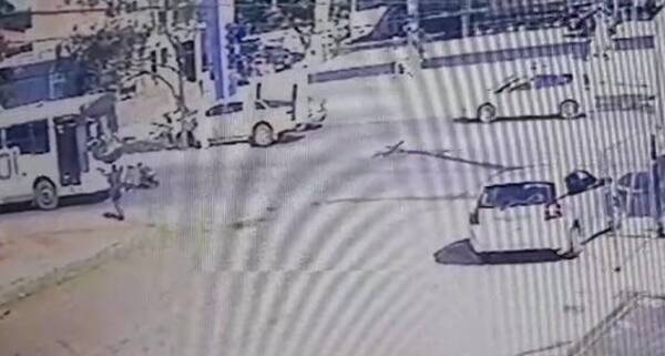 [VIDEO] Cámaras grabaron cuando joven fue arrollado por un micro
