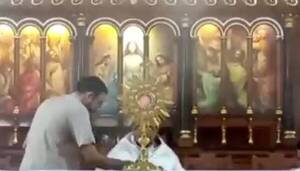 [VIDEO] ¿Milagro? En plena misa, la sagrada hostia se puso de color rojo