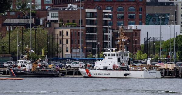 La Nación / Buscan submarino que llevaba a turistas a ver los restos del Titanic