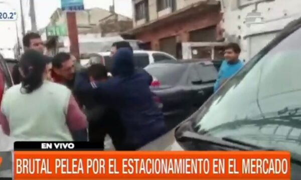 Brutal pelea en el estacionamiento del Mercado 4 | Telefuturo