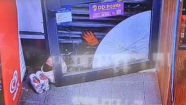 VIDEO: Ladrón queda atrapado en tienda y bebe cerveza mientras espera a la Policía
