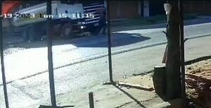 Video: policía en situación de retiro murió arrollado por un camión cisterna en Villa Elisa - Policiales - ABC Color