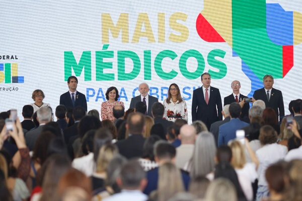 Gobierno de Lula crea 10.000 nuevos puestos de trabajo para Mais Médicos