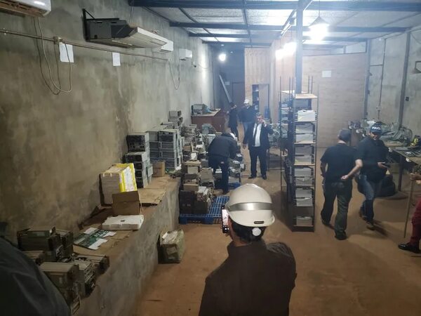 Hallan gran infraestructura para crioptominería tras denuncia de la ANDE  - ABC en el Este - ABC Color