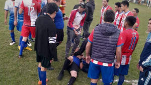 Futbolista golpeó a un árbitro tras anular un gol en Yataity - Noticiero Paraguay