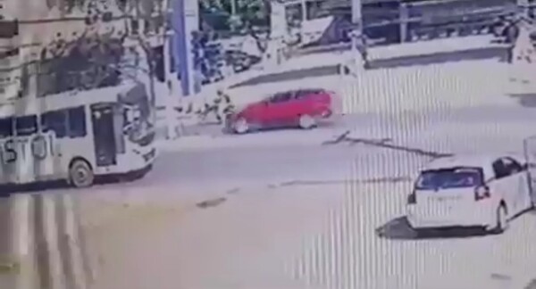 Joven fue arrollado por un bus, tras caer frente a un bus - trece