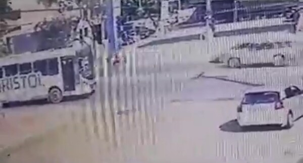 Joven cayó en medio de la avenida y fue arrollado por un colectivo - Unicanal