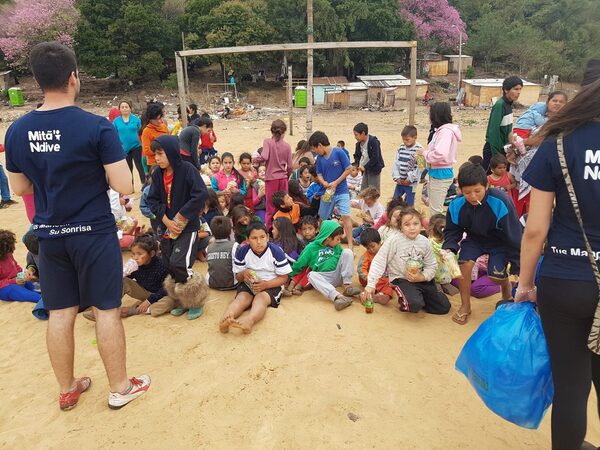 Día del niño en el Bañado Sur: Jóvenes voluntarios organizan rifa solidaria para regalar sonrisas - trece