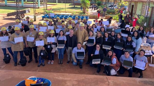 Certifican y entregan kits a 100 estudiantes del Sinafocal en Amambay - .::Agencia IP::.