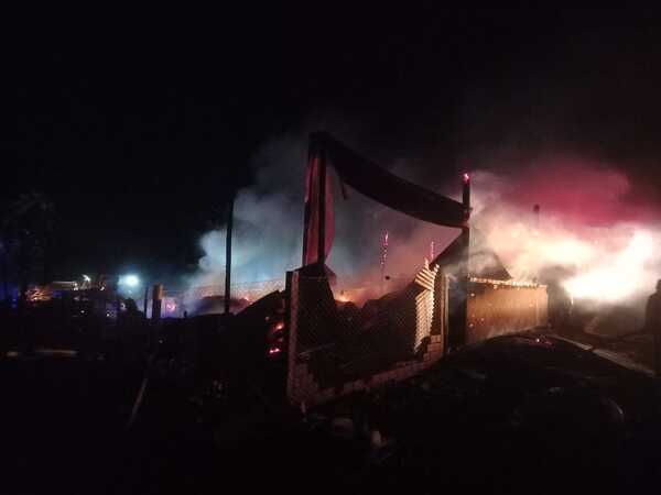 Diario HOY | Incendio consumió depósito de alimento para ganado en Alto Paraná