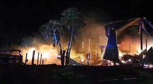 Incendio destruyó por completo un depósito en establecimiento ganadero - ABC en el Este - ABC Color