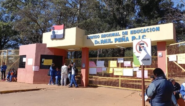 Alumnos mantienen cierre del CRE exigiendo retorno de directora denunciada por supuesto maltrato