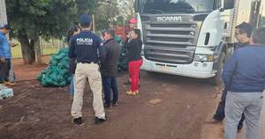 La Nación / Incautan tres camiones llenos de productos frutihortícolas presuntamente de contrabando