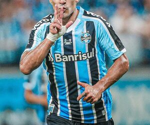 ¿Se retira el fútbol porque le duele mucho la rodilla?