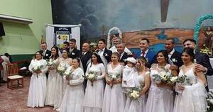 La Nación / Nueve parejas compartieron boda en parroquia de Lambaré