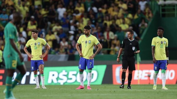 Senegal se impone a un Brasil que ansía a Ancelotti