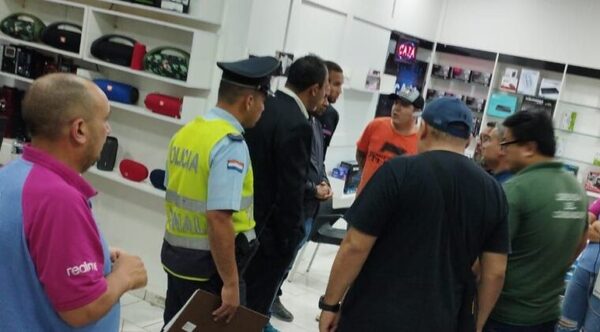 Brasileños fueron estafados en un local comercial de Ciudad del Este.