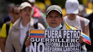 Miles protestan en Colombia contra las reformas de Petro