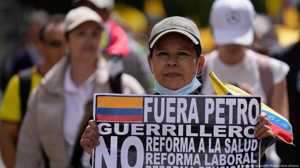 Miles protestan en Colombia contra las reformas de Petro