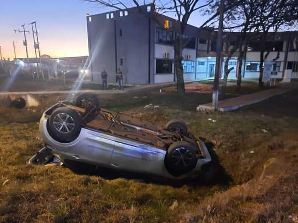 Automóvil volcó al costado la ruta PY05 - Radio Imperio