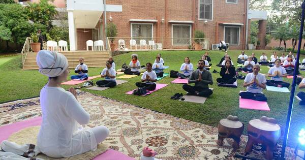 La Nación / Impartirán clases virtuales gratuitas por el Día Internacional del Yoga