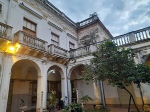 Histórico edificio del Correo Paraguayo, visiblemente deteriorado - Nacionales - ABC Color