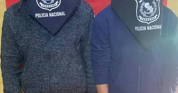 La Nación / Detienen a dos jóvenes con antecedentes y recuperan moto robada