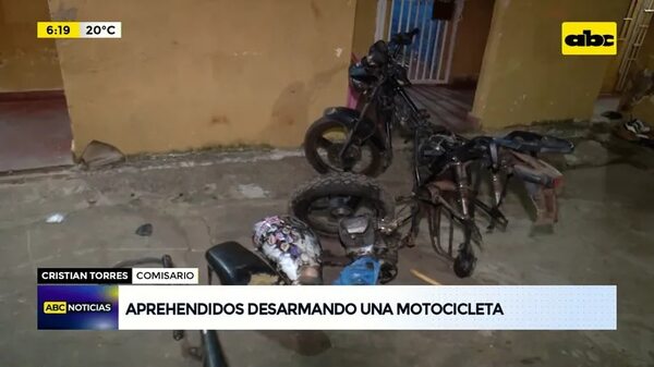 Video: Dos capturados desarmando un biciclo - ABC Noticias - ABC Color