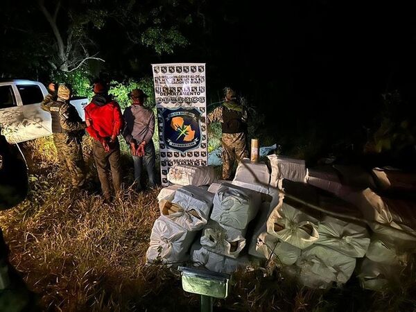 DOS DETENIDOS CON CASI 1 TONELADA DE MARIHUANA EN COLONIA PIKY - La Voz del Norte