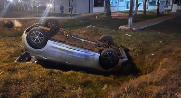 Abuela de 79 años protagonizó aparatoso vuelco en Pedro Juan - Noticiero Paraguay