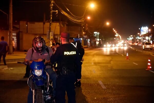 Video: Auto chocó contra paseo central y volcó - Policiales - ABC Color