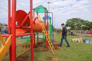 Comuna encarnacena instala parques infantiles en diferentes puntos de la ciudad