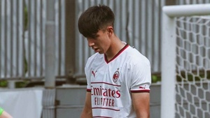 ¡Hizo viajar a sus rivales! El golazo de la promesa paraguaya del Milan fue nominado a....