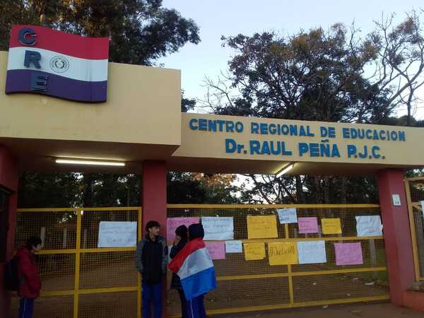 Madre de alumno afectado se ratifica en que directora separada lo maltrató - Radio Imperio