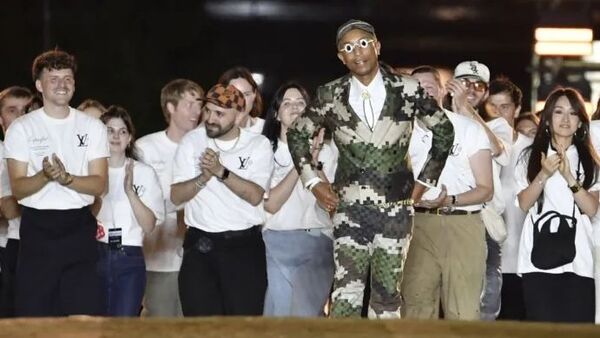 Pharrell Williams lanza su primera colección Louis Vuitton en un desfile al ritmo de góspel