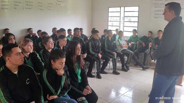 BRINDAN CHARLA SOBRE «ALCOHOLISMO Y DROGADICCIÓN» EN COLEGIO AGRÍCOLA DE SAN PEDRO DEL PARANÁ