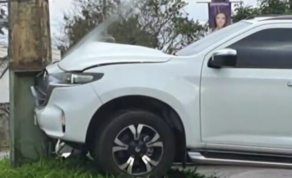 Gobernador chocó contra una columna tras desviar a una moto