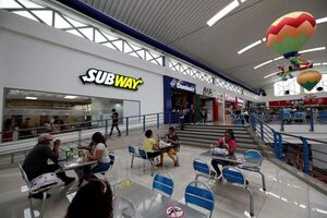 El consumidor panameño está desalentado frente a la situación económica del país, según una encuesta - MarketData